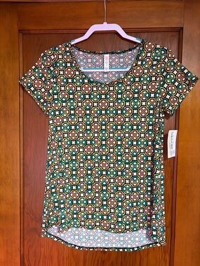 LulaRoe Classic T XS Geometric Print Short Sleeve Top in Green and Pink